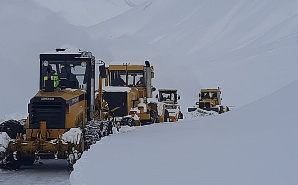 Дорогу к границе Грузии с Россией начали расчищать от снега