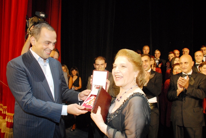 Президент Грузии удостоил оперную певицу Ламару Чкония ордена «Царицы Тамары»