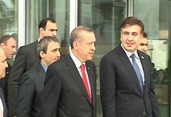 Президент Грузии и премьер-министр Турции лично встретили заложников сомалийских пиратов
