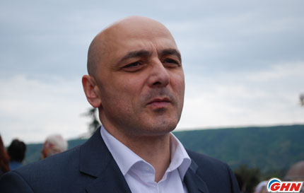 Азербайджанские студенты проводят акцию протеста у парламента Грузии